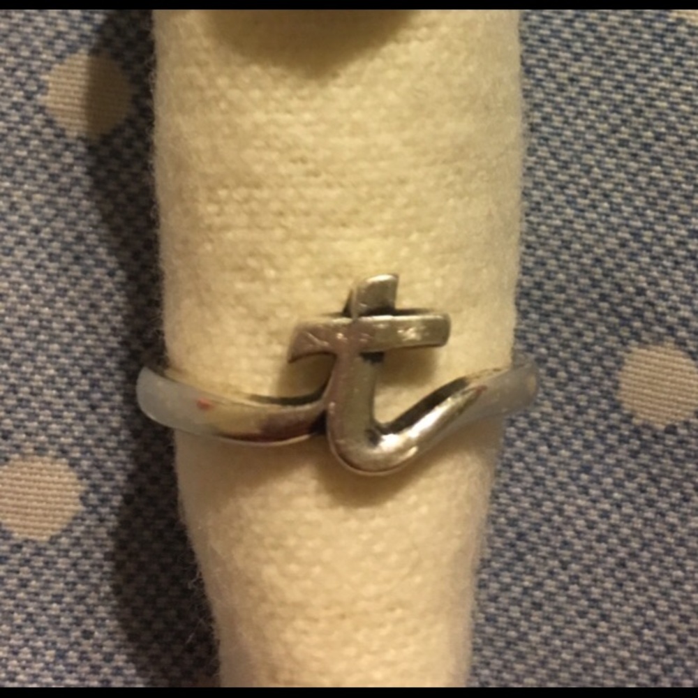 Script “t” ring